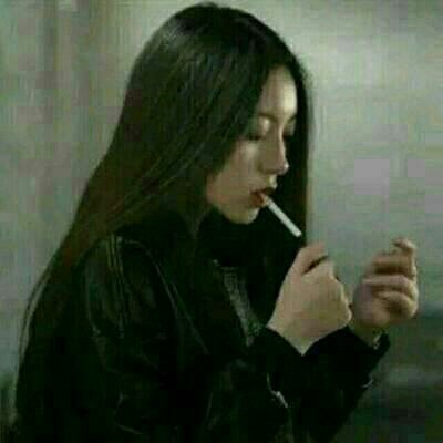 女生抽烟头像高清大图