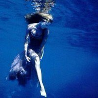 女生溺水唯美图片头像
