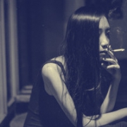 <b>伤感头像女抽烟喝酒,颓废好看的女生抽烟喝酒头像图片</b>