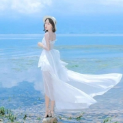 <b>女生头像白色裙子唯美,高清好看的女生裙子唯美微信头像图片</b>